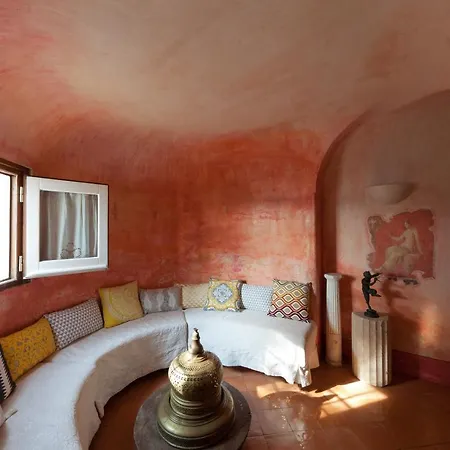 Sleeps 8 Pool Air Con